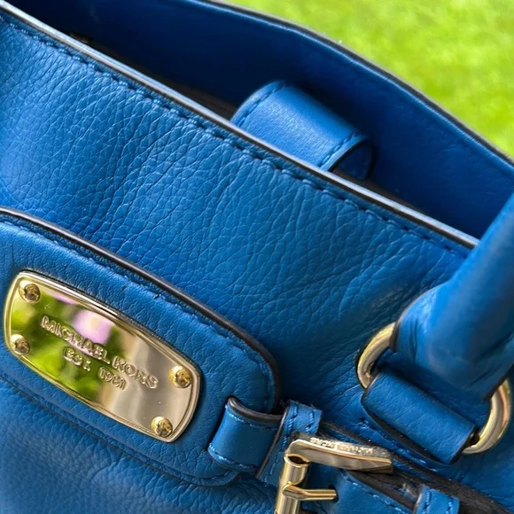 Michael Kors Blue Shoulder Bag with Gold Hardware - Picture 3 of 10